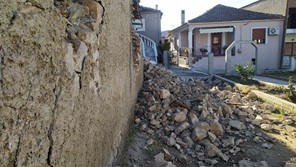 Σεισμόπληκτοι Ελασσόνας: Επιβίωση στο κρύο - Τηλεκπαίδευση σε αντίσκηνα